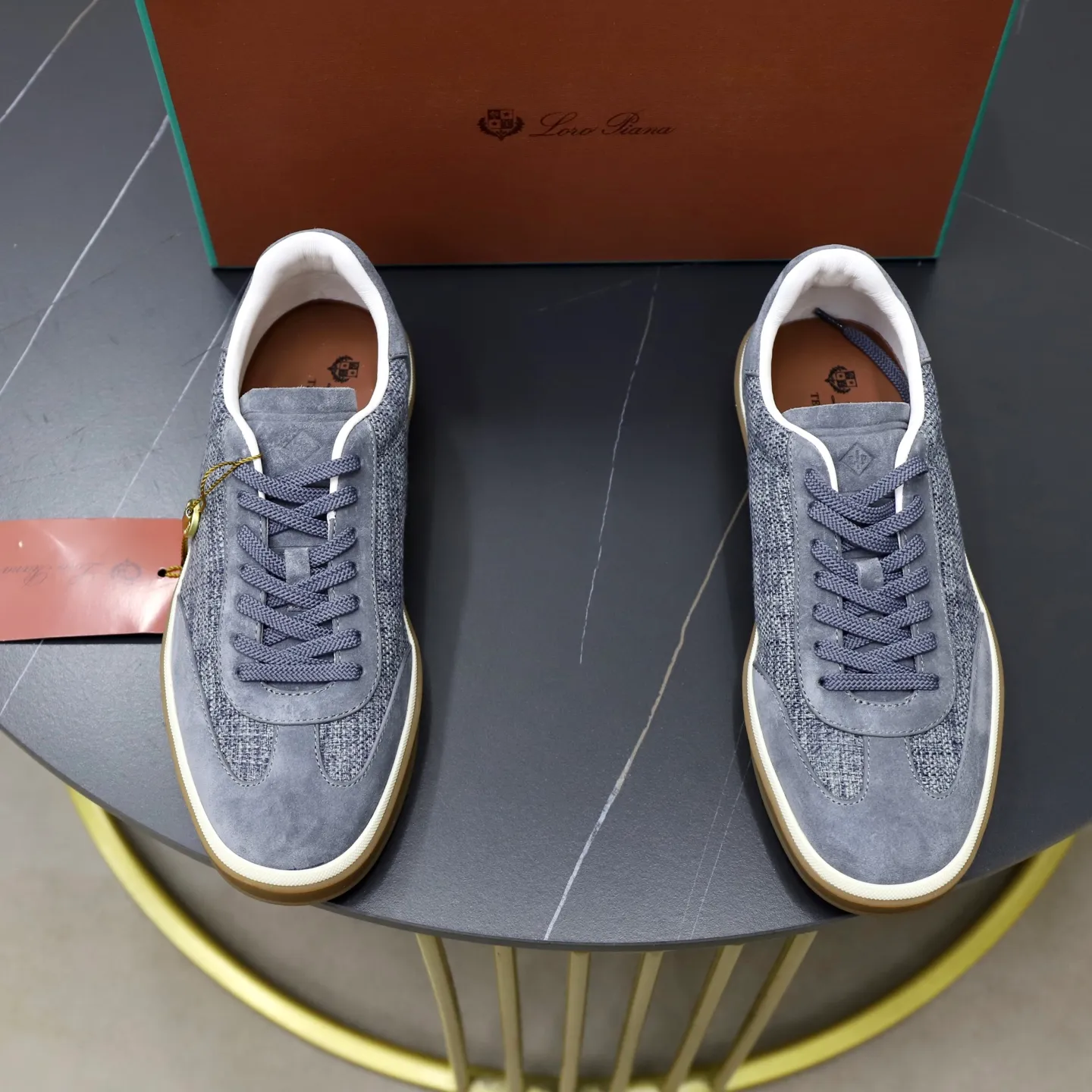 Ex-factory price: 540💰Loro Riana men’s moral training sneakers! Made from high-quality materials and designed in a low-cut silhouette, it offers an elegant and stylish look that's suitable for year-round wear. The unique double-layer sole aesthetic design, caramel cup-shaped outsole is decorated with off-white rubber trim, creating an attractive color combination. Pair with tailored pieces or jeans for a sophisticated yet casual look. The heel is decorated with soft cow leather tongue with Kummel color inserts and cotton laces with embossed LP logo. Upper: cow split suede stitching knitted fabric. Lining: original thickened soft sheepskin. Size: 38-39-40-41-42-43-44 (customized in 45.46)